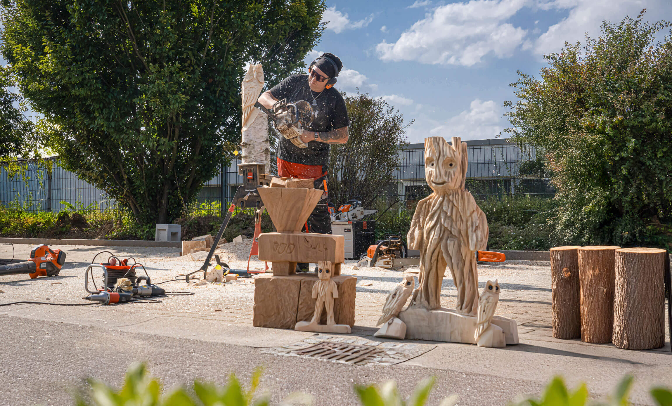 A man saws a sculpture, Holzkunst Scholz founder "Locke" wood carving