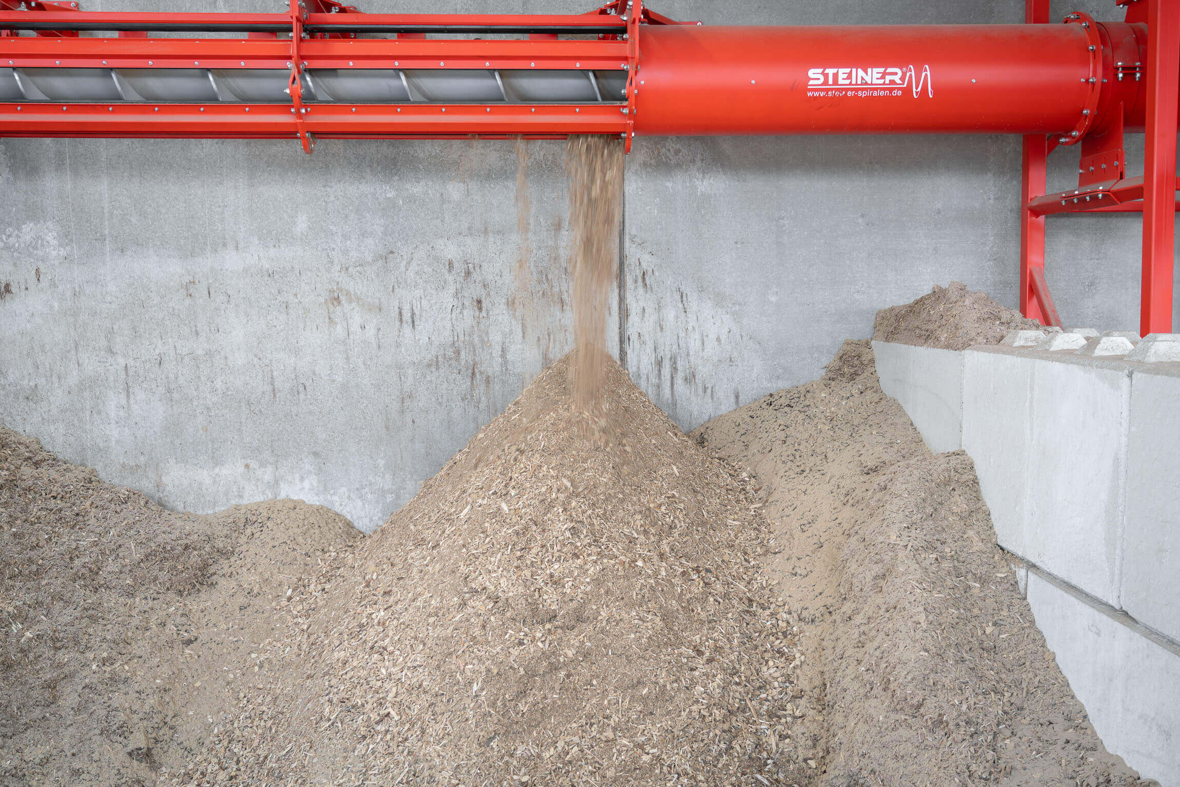 From big to small: wood chips are transported into the bunker using the Steiner screw conveyor.