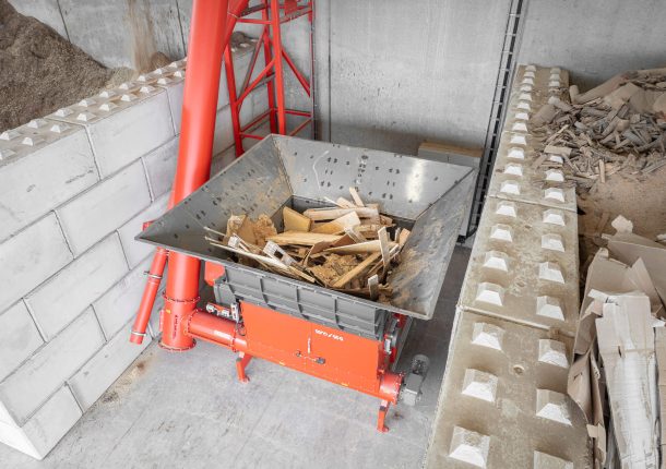 Shredding of firewood production waste with a WEIMA WLK 2000 at Brennholzwerktrier