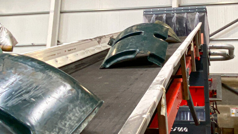 W5.14 shredder with inclined conveyor belt for plastic infeed