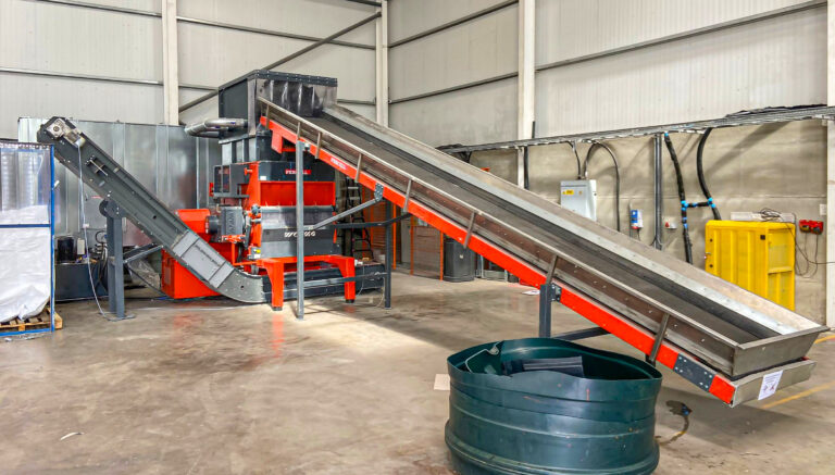 W5.14 shredder with upstream and downstream conveyor systems